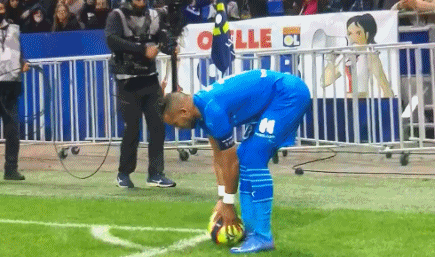 三连冠！上海海港加冕2025赛季中超冠军，摘下队史中超第四星（上海海港三连霸！加冕2025中超王者，队史第四星闪耀）