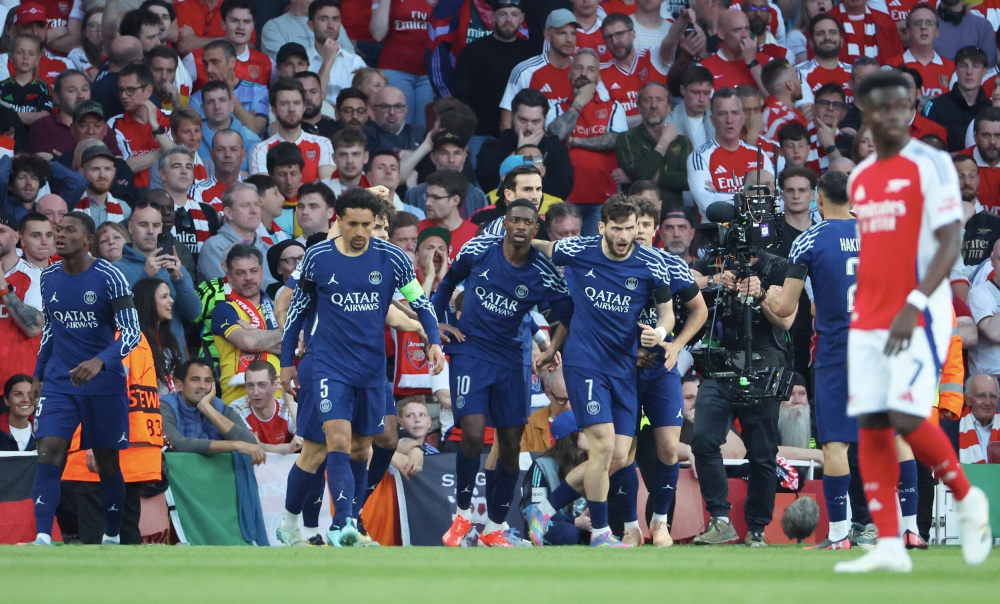 2025年度德甲积分榜：拜仁34场仅1负遥遥领先，勒沃库森第二（2025德甲榜单：拜仁34轮仅负一场高居榜首，勒沃库森位列第二）