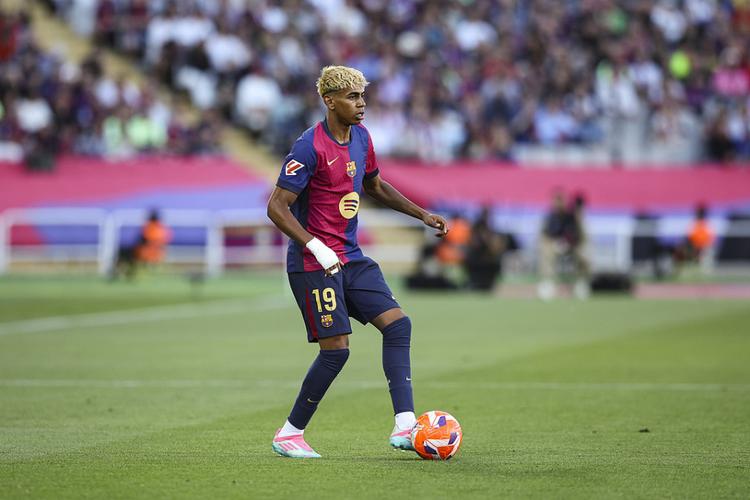 德媒：磁卡需大幅降薪才可能续约，队里已有他的接班人比朔夫（德媒：磁卡若不大幅降薪恐难续约，队内已将比朔夫视为其接班人）