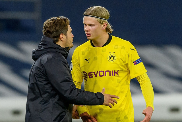 乌迪内斯门将奥克耶开场被直红罚下，此前曾因故意吃牌被调查（乌迪内斯门将奥克耶开场即被直红驱逐，曾因疑似故意领牌接受调查）