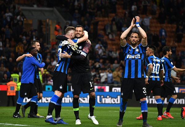 曼联陷入困境，阿莫林嘲笑梅努问题引发球迷怒火