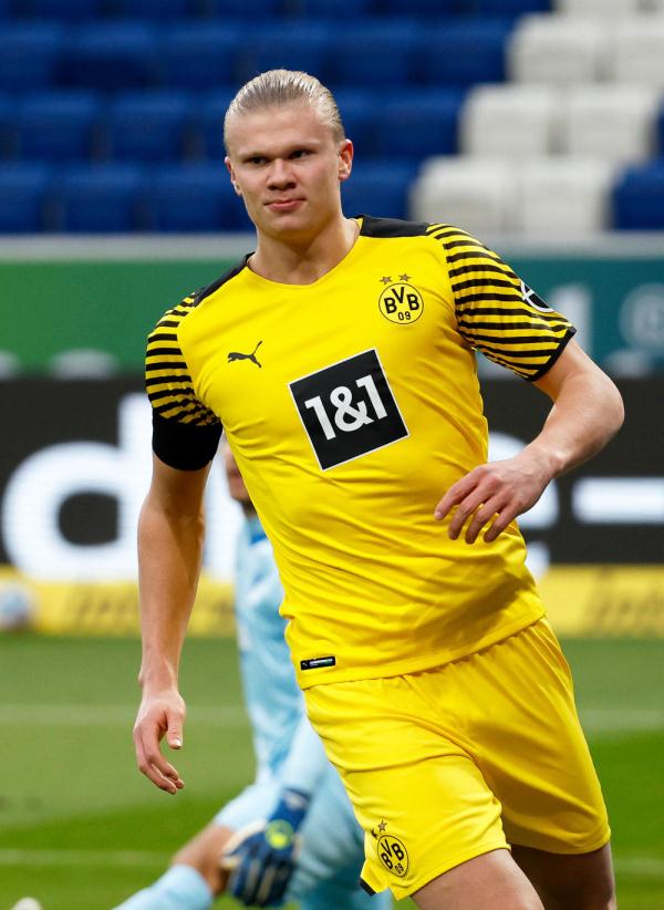 贝林厄姆社媒晒照庆女友生日，二人恋情公开将满一年（贝林厄姆社媒晒照为女友庆生，公开恋情将满一周年）