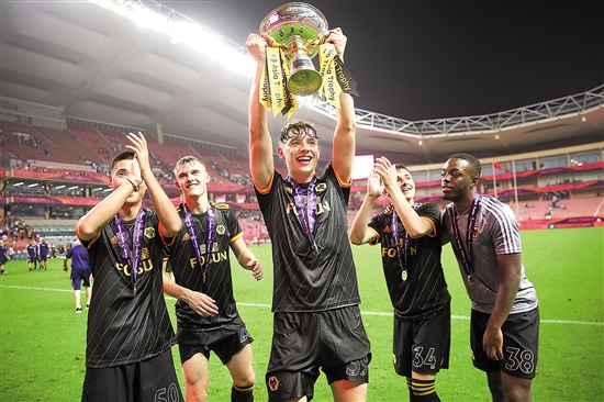 禁区内头球补射破门，毕津浩收获大连英博生涯首球