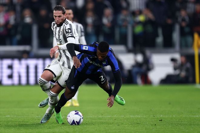 阿德耶米被换下后不满欲直接离场，多特将对其进行处罚（阿德耶米不满被换下欲径直离场，多特将予处罚）