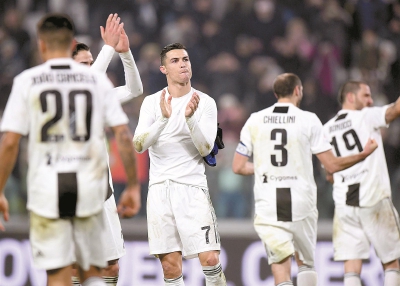 世体：内马尔一次支撑失误后接受处理，问题不大但引发了担忧（世体：内马尔支撑动作失误后接受处理，伤情轻微却引发忧虑）