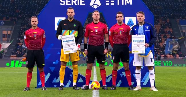 马菲奥向镜头做5比2手势 嘲讽皇马5比2不敌巴萨（马菲奥对镜比出5-2手势，讥讽皇马5-2不敌巴萨）