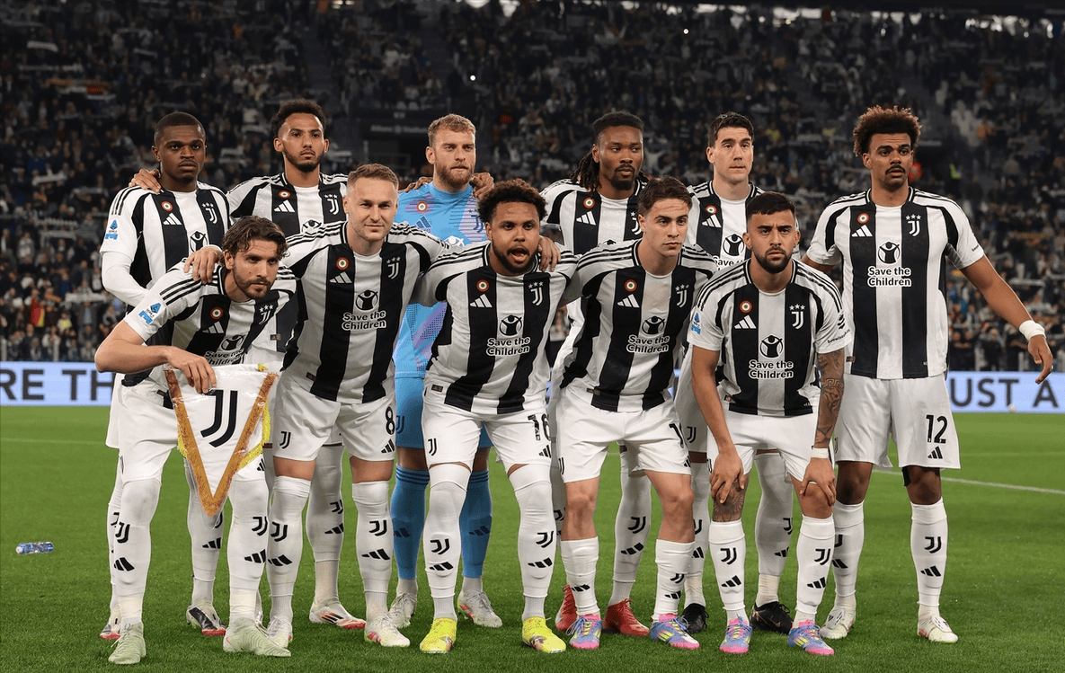 实现中超三连冠、队史第4冠，海港官方社媒发文庆祝（海港加冕中超三连冠、达成队史第四冠，官方社媒发文庆祝）