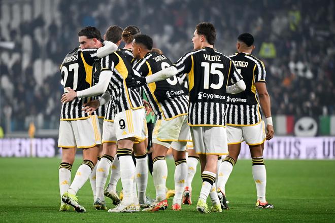 热刺抵达韩国受到热烈欢迎，有球迷在与麦迪逊合影时激动流泪