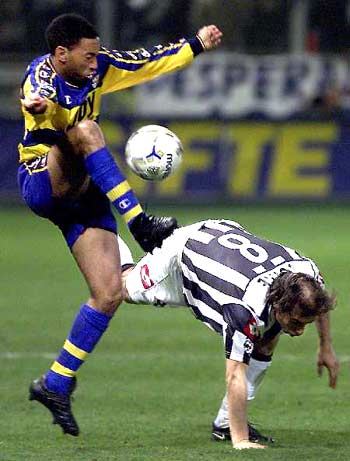 英超第15轮：B费2射1传姆伯莫芒特破门 曼联4-1狼队